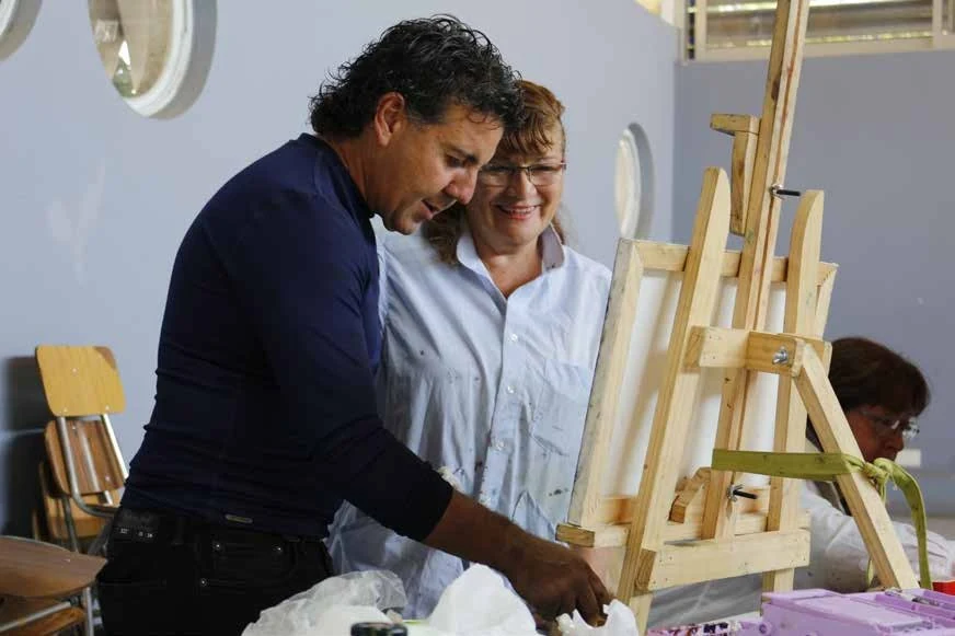 Alejandro comparte una clase de pintura con una alumna